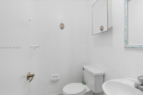 House in Hialeah, Florida 3 bedrooms, 142.88 sq.m. № 1766852 - photo 16