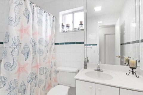 House in Hialeah, Florida 3 bedrooms, 142.88 sq.m. № 1766852 - photo 14
