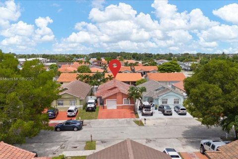 House in Hialeah, Florida 3 bedrooms, 142.88 sq.m. № 1766852 - photo 2