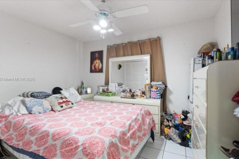 House in Hialeah, Florida 3 bedrooms, 142.88 sq.m. № 1766852 - photo 12