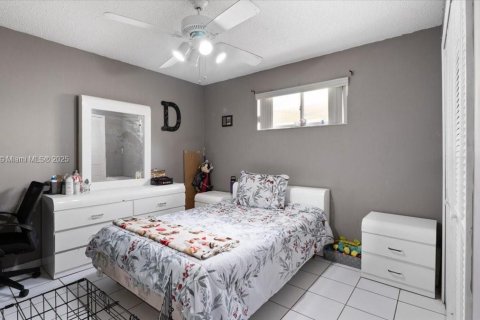 House in Hialeah, Florida 3 bedrooms, 142.88 sq.m. № 1766852 - photo 10
