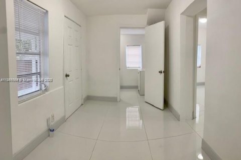 House in Miami, Florida 2 bedrooms № 1894280 - photo 5
