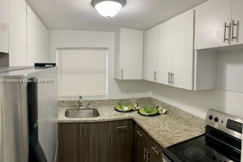 House in Miami, Florida 2 bedrooms № 1894280 - photo 3