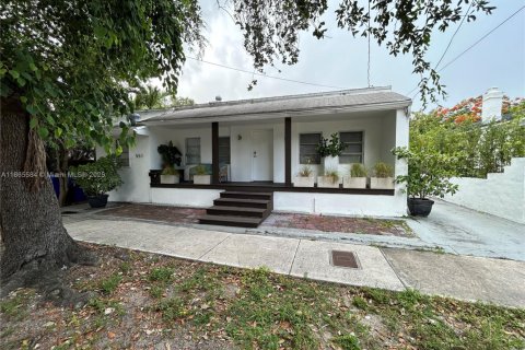 House in Miami, Florida 2 bedrooms № 1894280 - photo 1