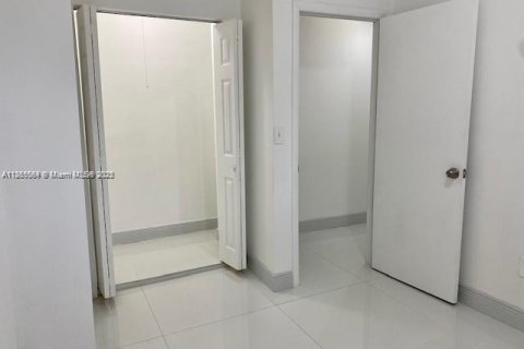 House in Miami, Florida 2 bedrooms № 1894280 - photo 9