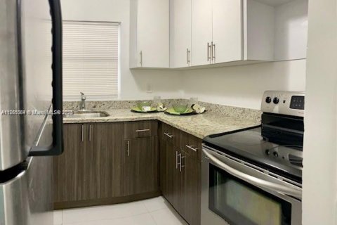 House in Miami, Florida 2 bedrooms № 1894280 - photo 2