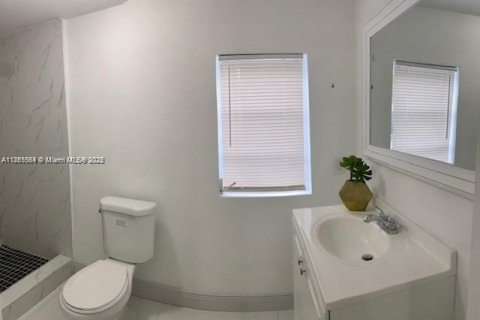 House in Miami, Florida 2 bedrooms № 1894280 - photo 6