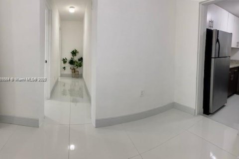 House in Miami, Florida 2 bedrooms № 1894280 - photo 4