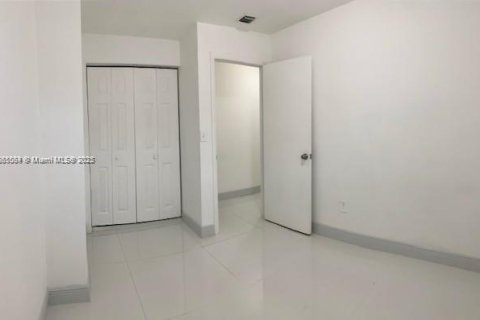 House in Miami, Florida 2 bedrooms № 1894280 - photo 8