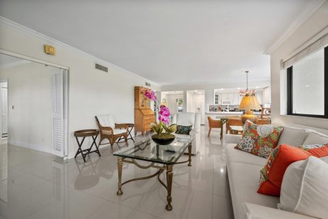 Condo in Palm Beach Gardens, Florida, 2 bedrooms № 2422163 - photo 15