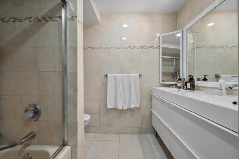 Condo in Palm Beach Gardens, Florida, 2 bedrooms № 2422163 - photo 27