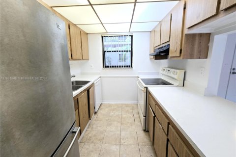 Condo in West Palm Beach, Florida, 1 bedroom № 1944758 - photo 4