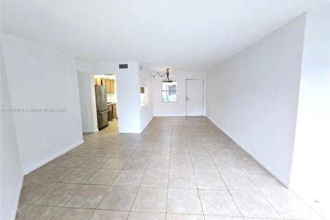 Condo in West Palm Beach, Florida, 1 bedroom № 1944758 - photo 2