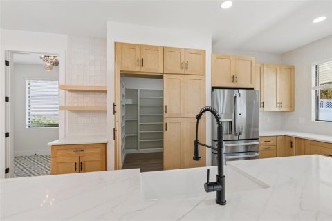 House in Tampa, Florida 4 bedrooms, 290.32 sq.m. № 2195932 - photo 14