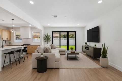 House in Tampa, Florida 4 bedrooms, 290.32 sq.m. № 2195932 - photo 7