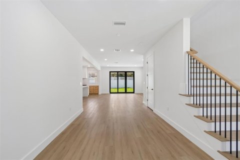 House in Tampa, Florida 4 bedrooms, 290.32 sq.m. № 2195932 - photo 4