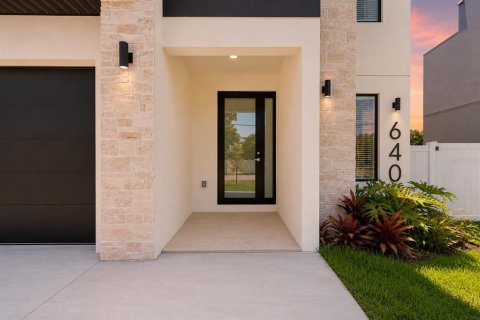 House in Tampa, Florida 4 bedrooms, 290.32 sq.m. № 2195932 - photo 2