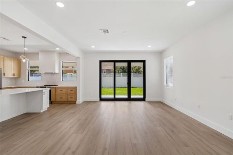 House in Tampa, Florida 4 bedrooms, 290.32 sq.m. № 2195932 - photo 8