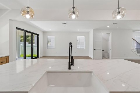 House in Tampa, Florida 4 bedrooms, 290.32 sq.m. № 2195932 - photo 18