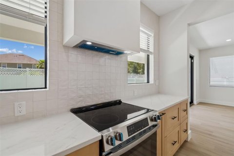 House in Tampa, Florida 4 bedrooms, 290.32 sq.m. № 2195932 - photo 19