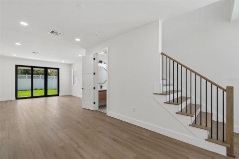 House in Tampa, Florida 4 bedrooms, 290.32 sq.m. № 2195932 - photo 5