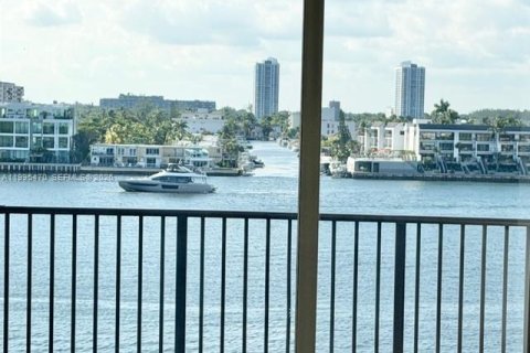 Снять в аренду кондоминиум в Санни-Айлс-Бич, Флорида 3 спальни, 117.43м2, № 2063759 - фото 3