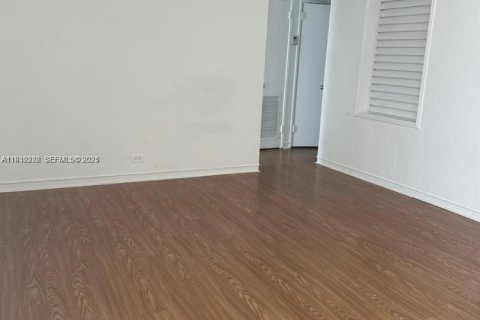 Condominio en alquiler en Bal Harbour, Florida, 1 dormitorio, 54.81 m2 № 1992816 - foto 3