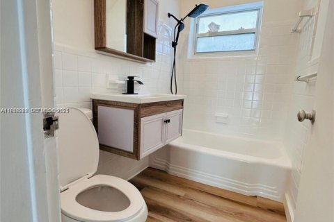 Condominio en alquiler en Bal Harbour, Florida, 1 dormitorio, 54.81 m2 № 1992816 - foto 5