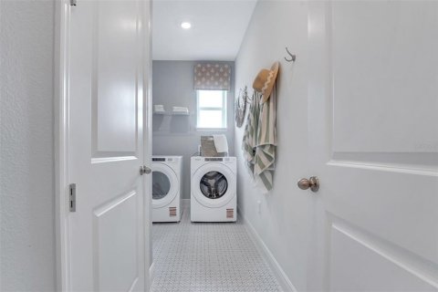 House in Lady Lake, Florida 2 bedrooms, 168.34 sq.m. № 1869360 - photo 8
