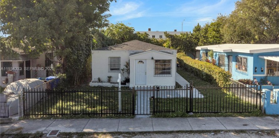 Commercial property in Miami, Florida 139.35 sq.m. № 1992899