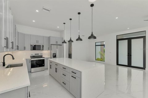 House in Port Charlotte, Florida 4 bedrooms, 184.97 sq.m. № 2157271 - photo 24