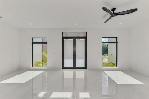 House in Port Charlotte, Florida 4 bedrooms, 184.97 sq.m. № 2157271 - photo 26