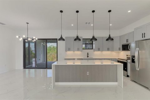 House in Port Charlotte, Florida 4 bedrooms, 184.97 sq.m. № 2157271 - photo 18