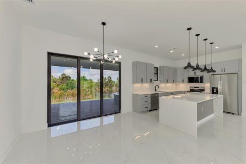 House in Port Charlotte, Florida 4 bedrooms, 184.97 sq.m. № 2157271 - photo 15