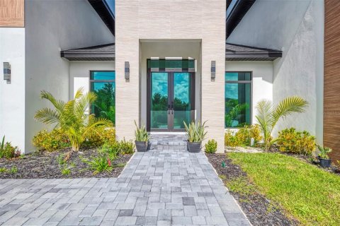 House in Port Charlotte, Florida 4 bedrooms, 184.97 sq.m. № 2157271 - photo 9