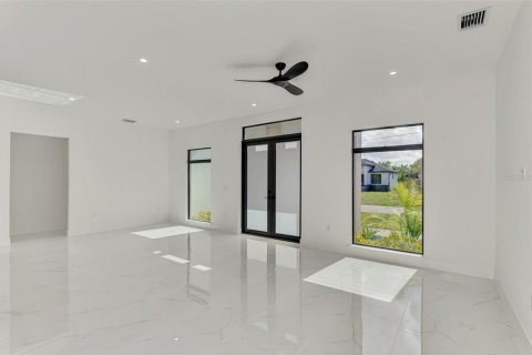 House in Port Charlotte, Florida 4 bedrooms, 184.97 sq.m. № 2157271 - photo 27