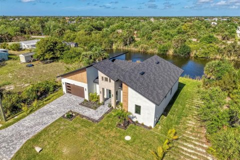 House in Port Charlotte, Florida 4 bedrooms, 184.97 sq.m. № 2157271 - photo 5