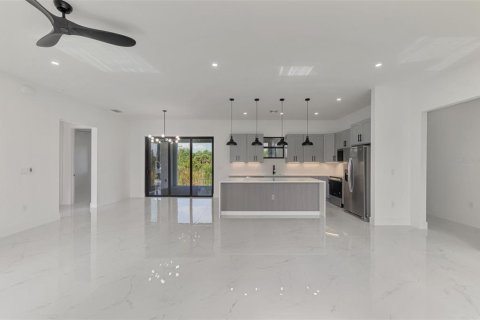 House in Port Charlotte, Florida 4 bedrooms, 184.97 sq.m. № 2157271 - photo 11