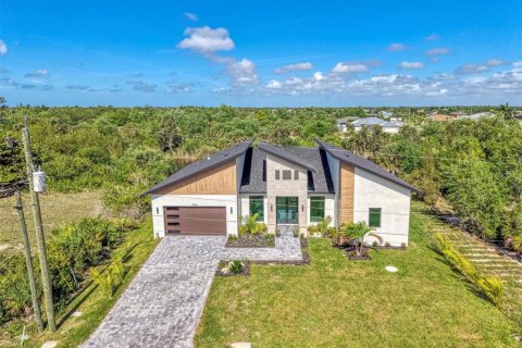 House in Port Charlotte, Florida 4 bedrooms, 184.97 sq.m. № 2157271 - photo 2
