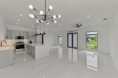 House in Port Charlotte, Florida 4 bedrooms, 184.97 sq.m. № 2157271 - photo 16