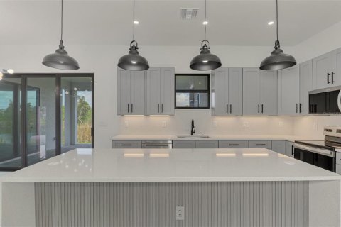 House in Port Charlotte, Florida 4 bedrooms, 184.97 sq.m. № 2157271 - photo 20