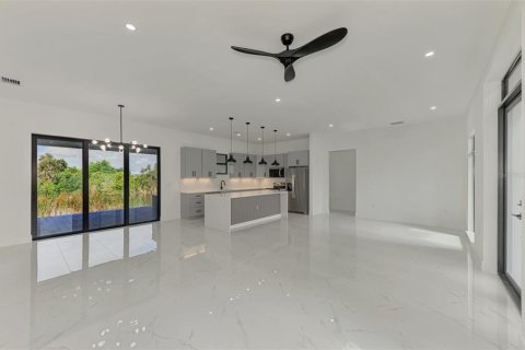 House in Port Charlotte, Florida 4 bedrooms, 184.97 sq.m. № 2157271 - photo 14