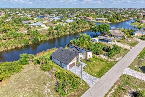 House in Port Charlotte, Florida 4 bedrooms, 184.97 sq.m. № 2157271 - photo 4