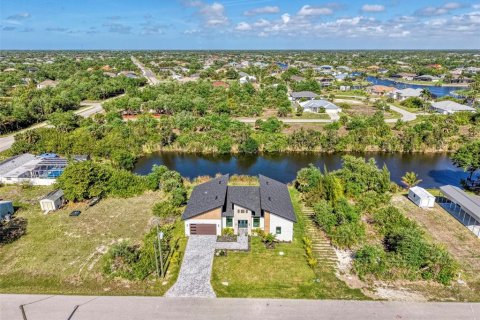House in Port Charlotte, Florida 4 bedrooms, 184.97 sq.m. № 2157271 - photo 3