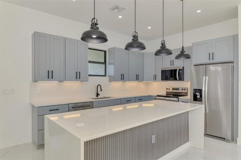 House in Port Charlotte, Florida 4 bedrooms, 184.97 sq.m. № 2157271 - photo 17
