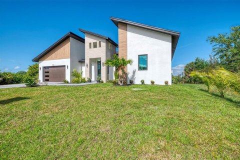 House in Port Charlotte, Florida 4 bedrooms, 184.97 sq.m. № 2157271 - photo 6