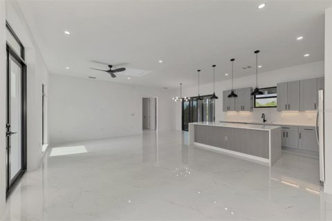 House in Port Charlotte, Florida 4 bedrooms, 184.97 sq.m. № 2157271 - photo 12