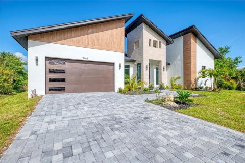 House in Port Charlotte, Florida 4 bedrooms, 184.97 sq.m. № 2157271 - photo 8