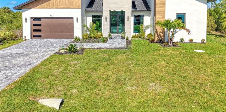House in Port Charlotte, Florida 4 bedrooms, 184.97 sq.m. № 2157271