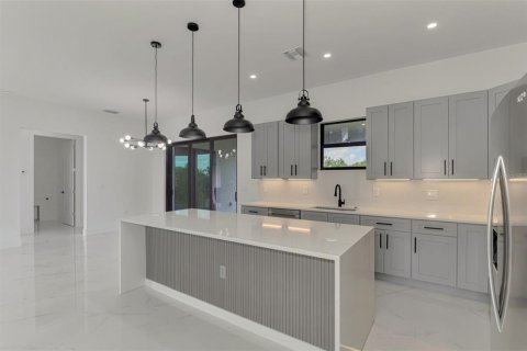 House in Port Charlotte, Florida 4 bedrooms, 184.97 sq.m. № 2157271 - photo 21